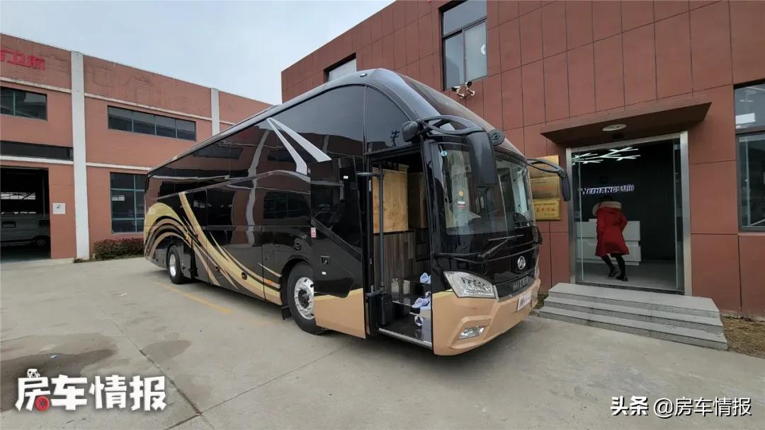 金龙大巴房车亮相98l动力自动挡外观普通车里开年会也没问题