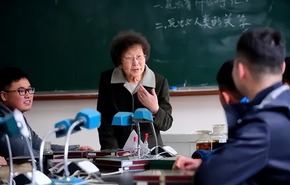 网传教师行业将延迟退休？或将延迟5年时间，师范生面临就业考验