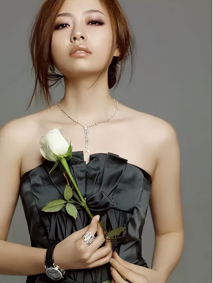 当了13年的赚钱工具，靠逼婚上位，张靓颖到底有多傻？