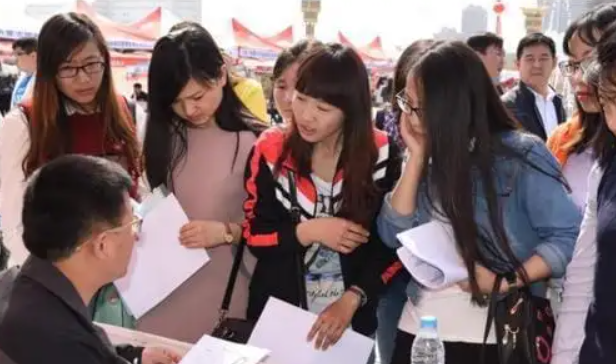 “抱歉，超過35歲我們不要”，研究生求職被拒，HR的話現實又扎心