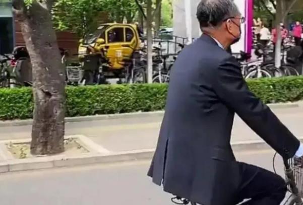 一张清华大学教师“偷拍照”，点醒众人，高贵是不把自己太当回事