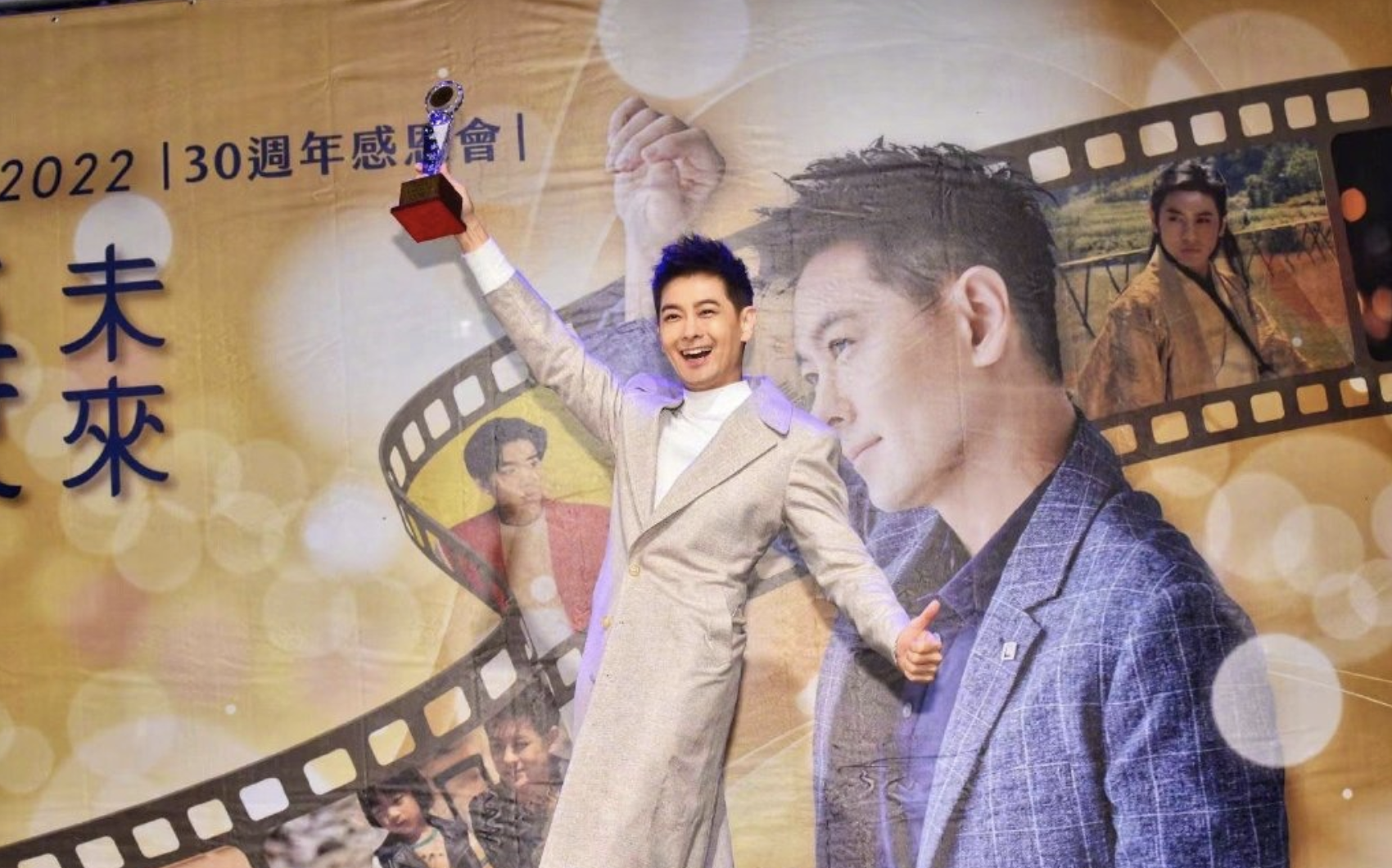 林志颖回母校庆祝出道30周年，学弟学妹们伴舞，站满楼道人气超高