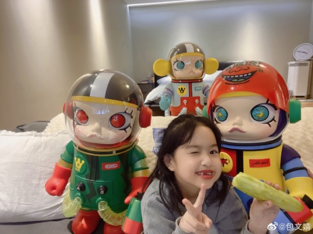 包文婧晒女儿近照，饺子涂口红托腮甜笑，颜值变化大越长越漂亮