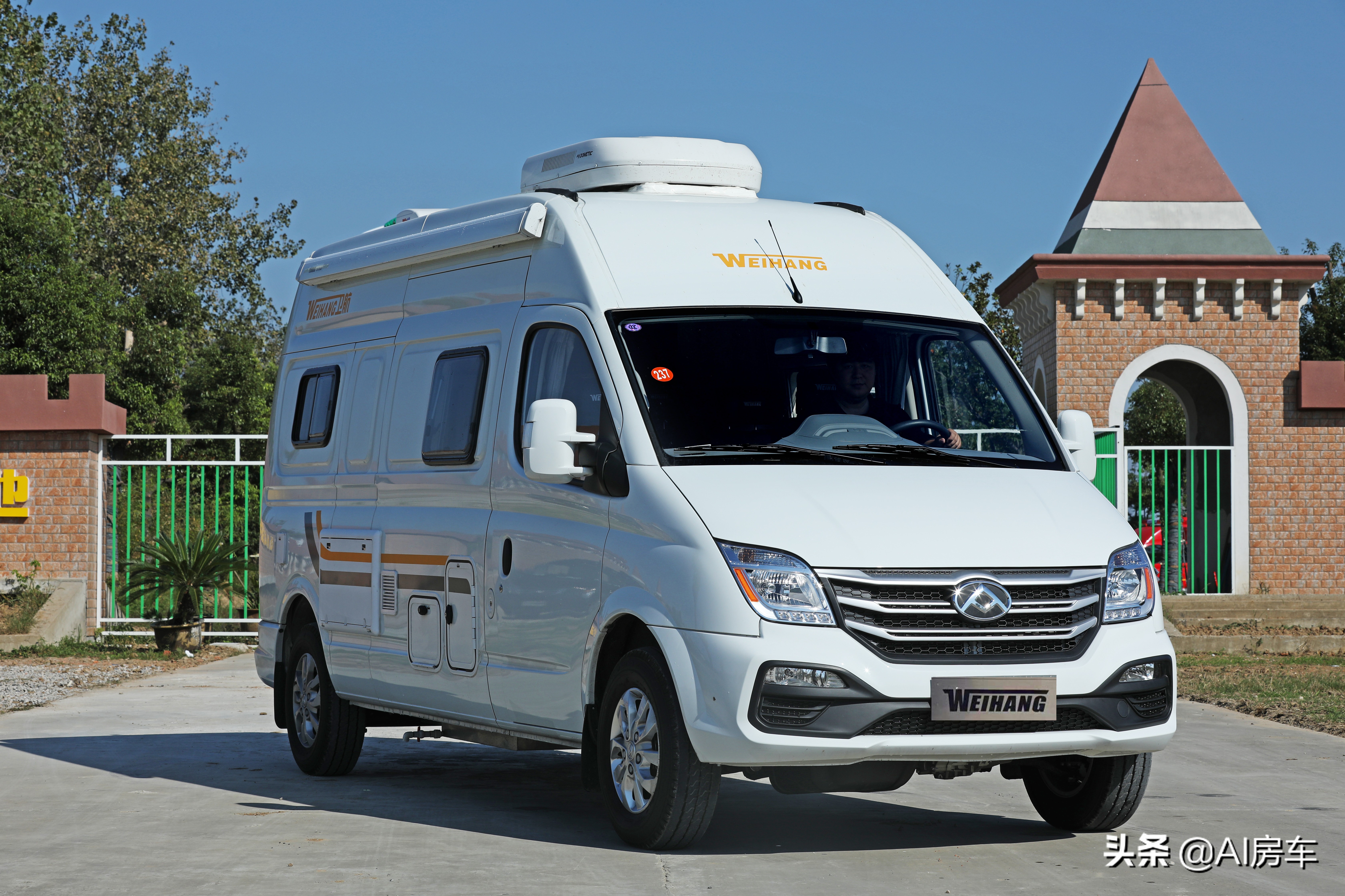 1车2人1个家,轻便好开还省钱,退休老两口用的无中门大通b型房车