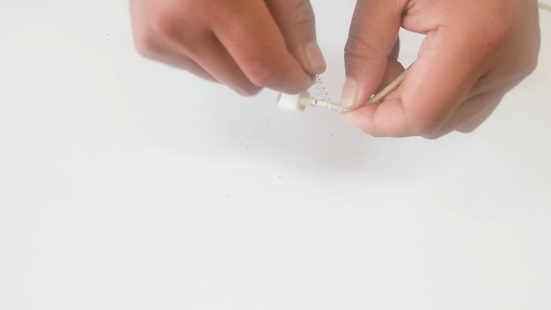 電線插頭根部斷了怎么辦？教你簡單修復一下，立馬就變得非常耐用