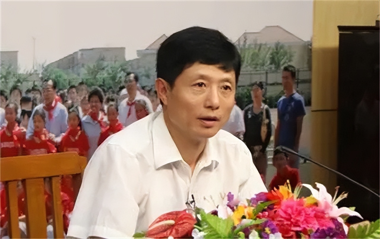 2014年艾跃进确诊胃癌，手术过后还未静养，偷偷回校连上8天课