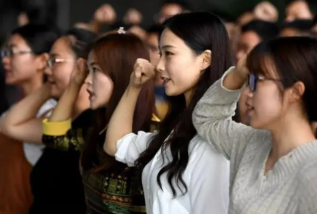 上海高三英语老师走红，代入感太强了，家长：这样的老师来一打