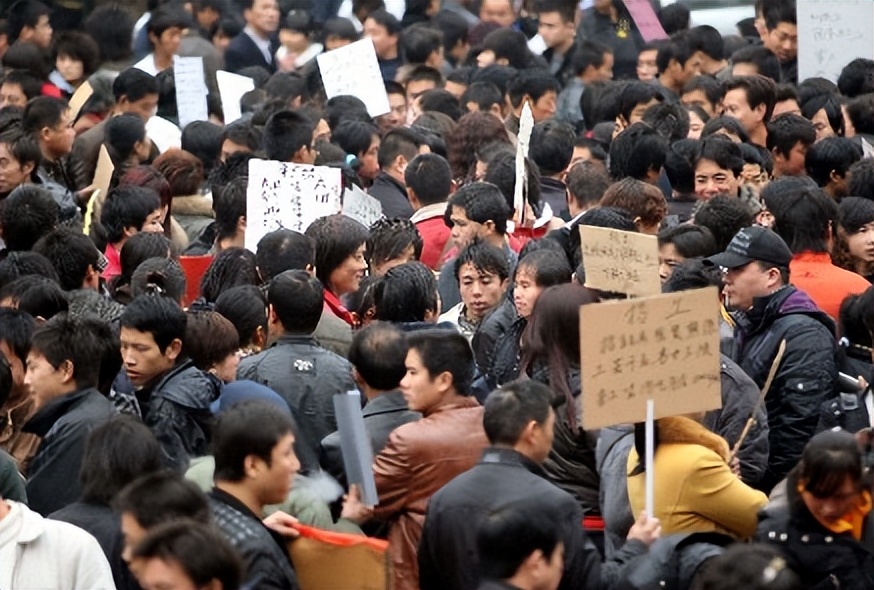 17年前，与瘫痪父亲相依为命、高考763分的广西女孩，后来如何？