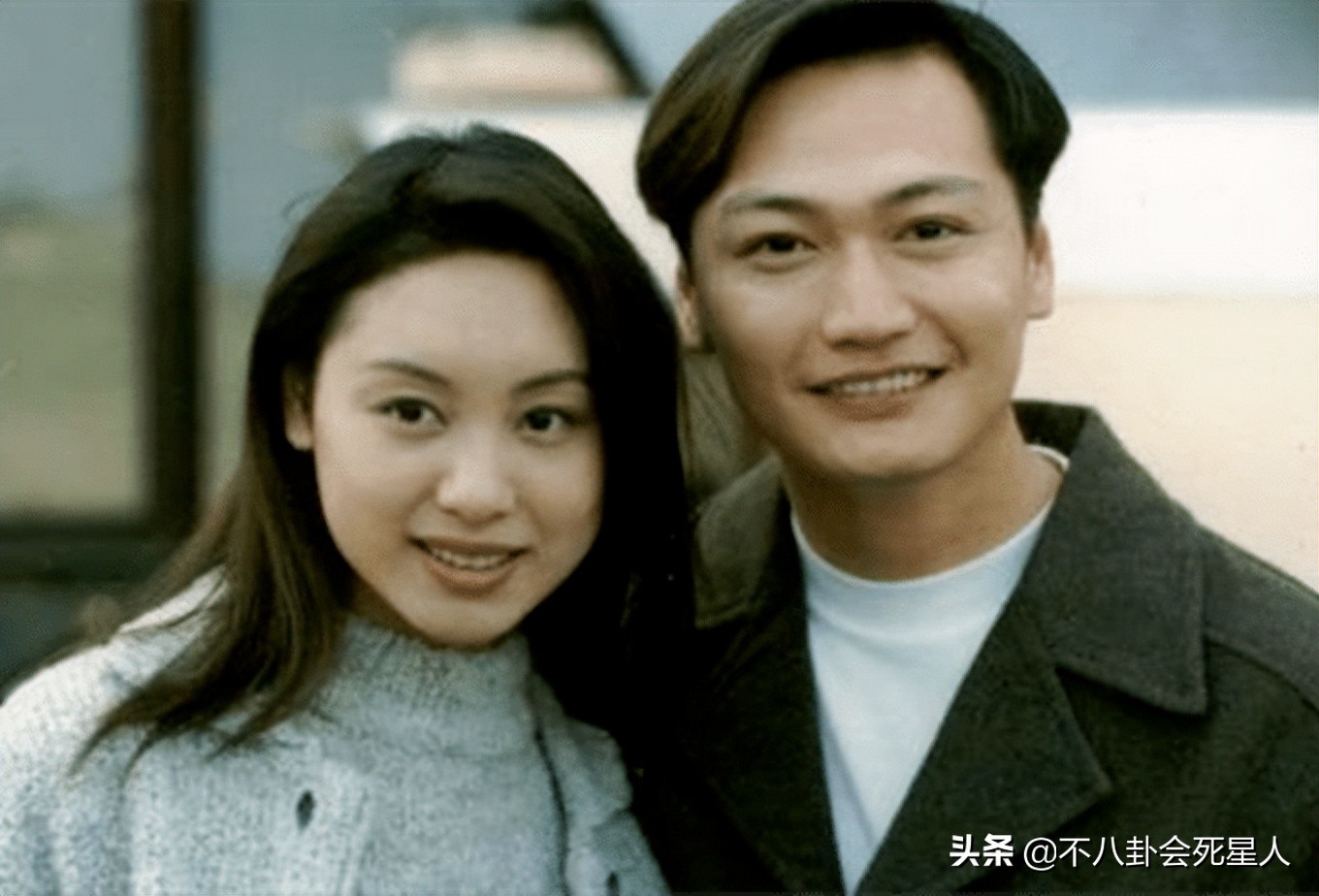 落魄商演，千元付费聊天，这些港星在内地表面缺钱，实际身家不菲