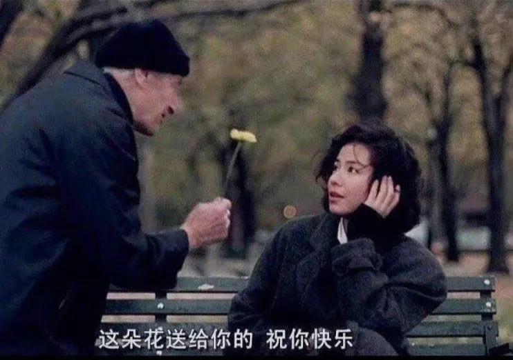 “明明在线却对我爱答不理”，这一句网络流行语出自网易云音乐评论区，成为了表达对方在情感互动中故意冷淡态度的经典描述。