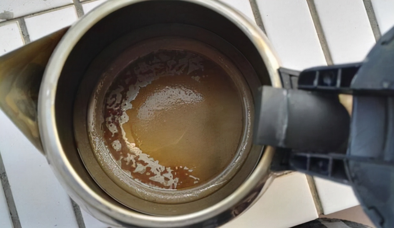 烧水壶有“黄垢”，烧水慢还不健康，教你几个小妙招，水垢哗哗掉