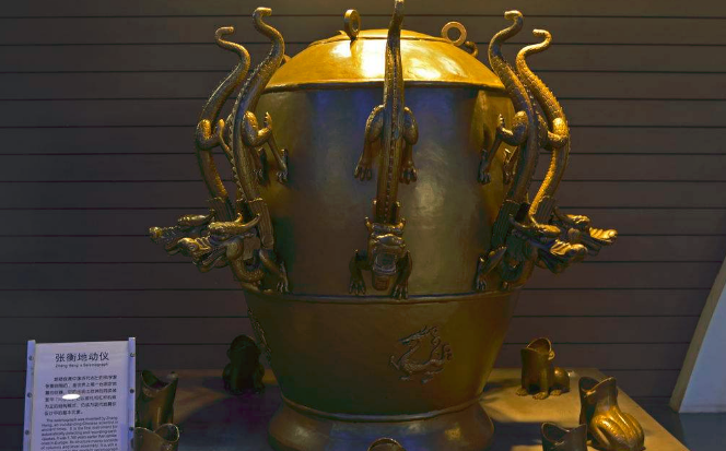 「测试地震的仪器」张衡发明的地动仪预测地震效果,真的还不如房梁上