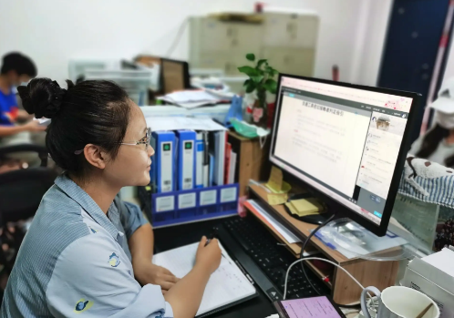 会计应届生“就业难”，初入职场工资只有2000多，如何摆脱困境？