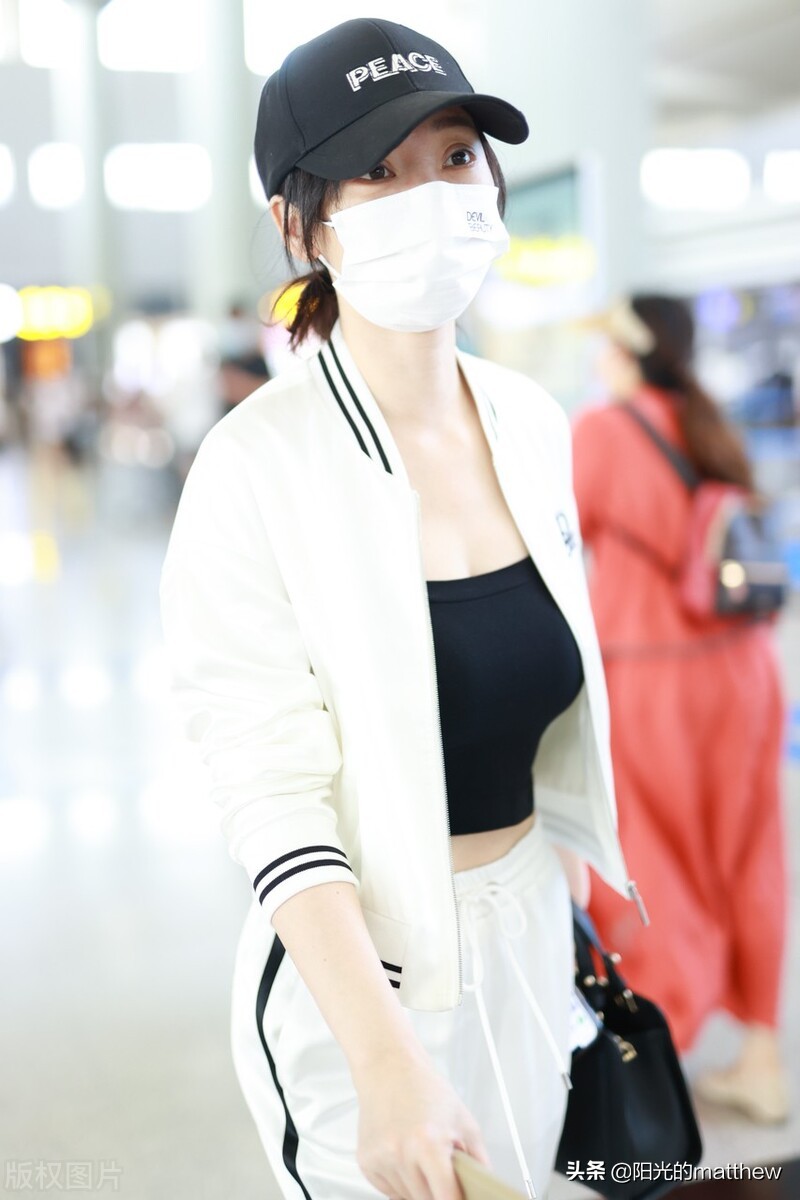 柳岩身穿白色拉链外套搭条纹运动裤时尚大气