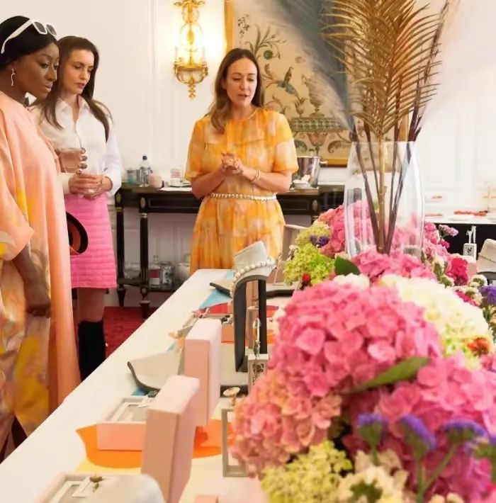 赌王嫡孙女罕见发动态，眉眼像极亡父何猷光，不争家产却身价不菲