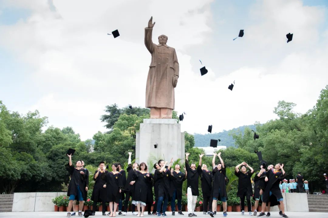 再道一声珍重，祝你毕业快乐！