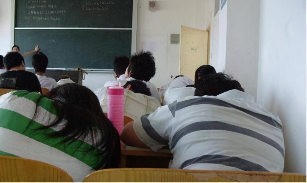 双减政策后又出好消息：中小学上课时间或有新规，学生：太幸福了