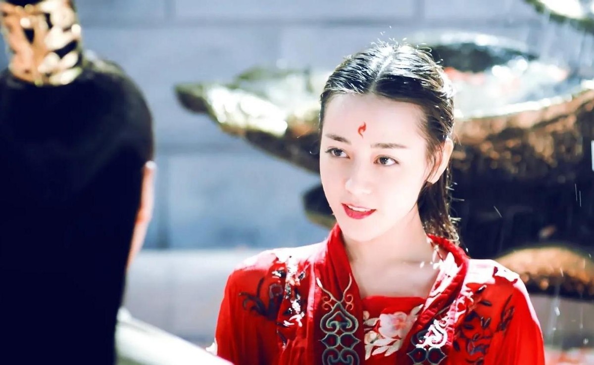 同样是“红衣造型”，杨幂娇俏像少女，赵丽颖霸气十足