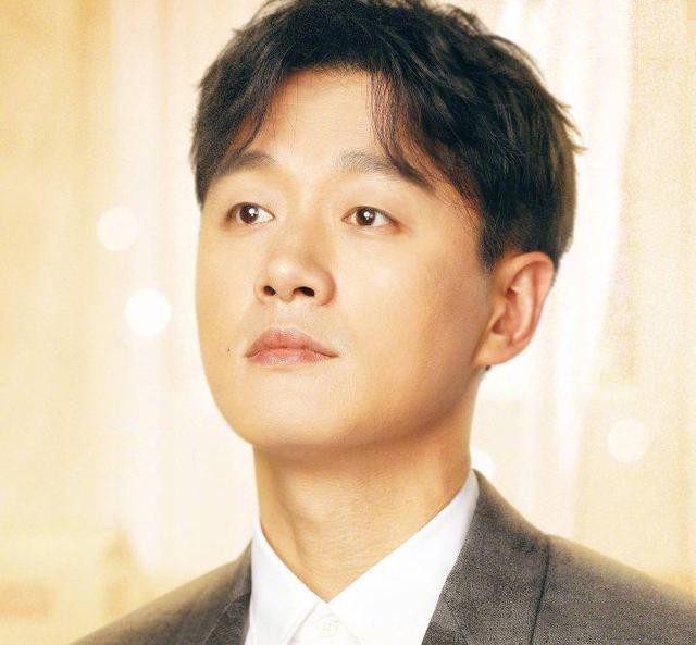 6位娱圈明星夫妻，从校服到婚纱，个个娶初恋，在一起最长40年