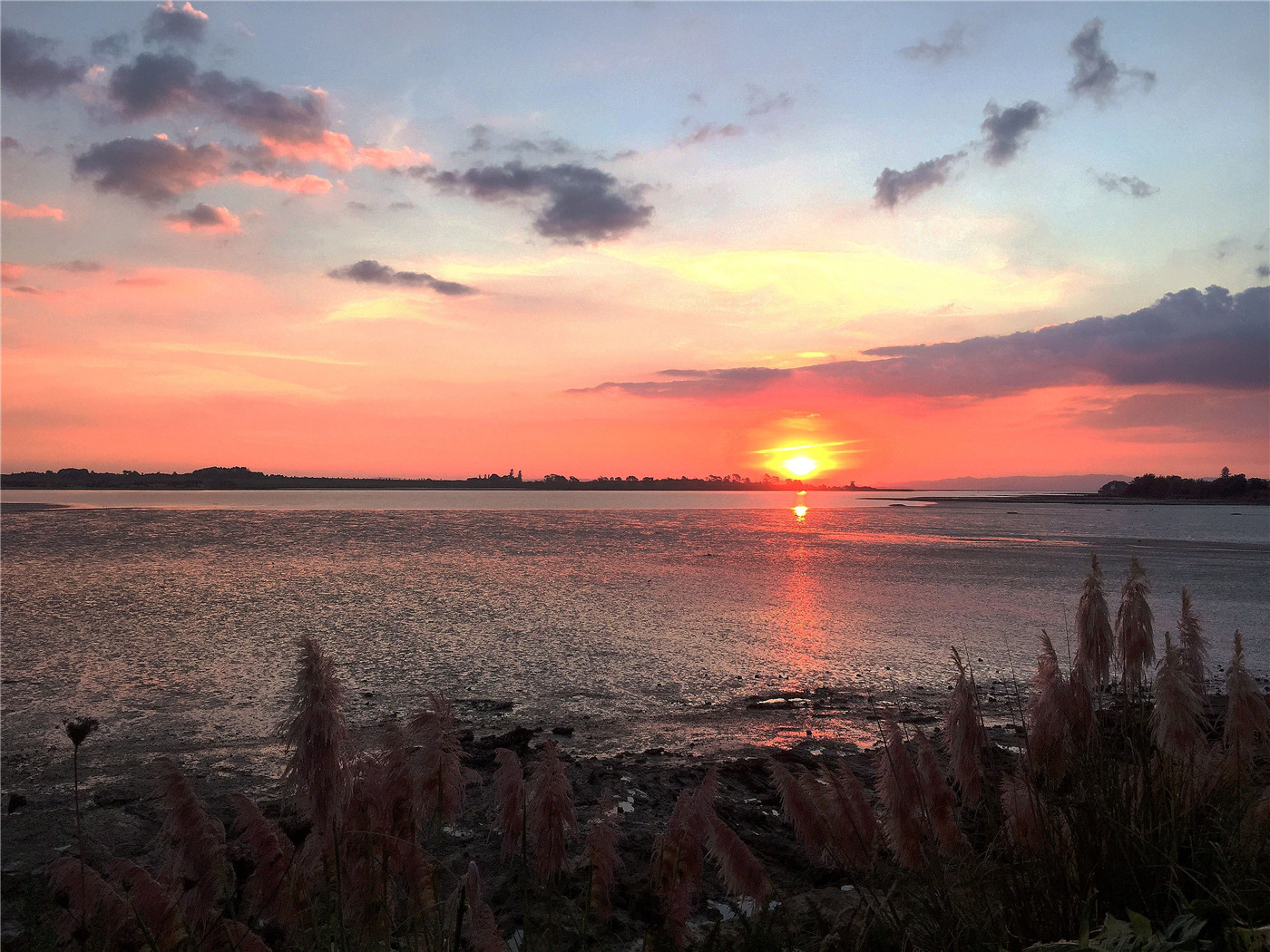 海边的夕阳，一片橙红橙红的