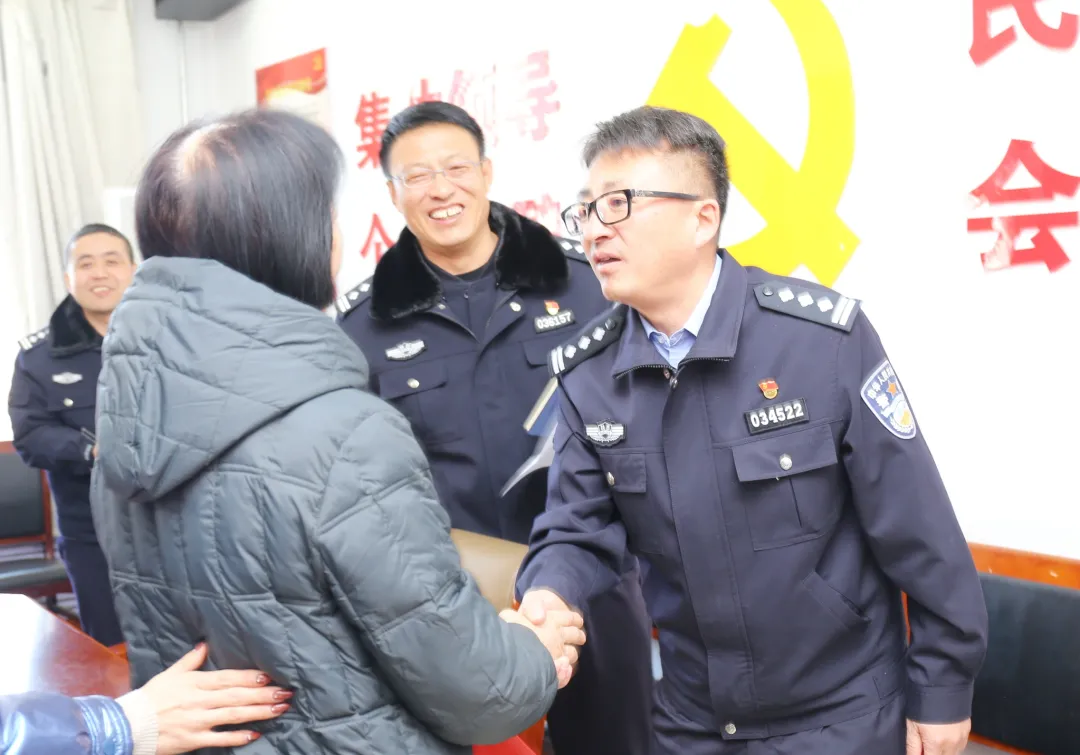 延安市公安局党委2022年春节前夕开展走访慰问送温暖活动