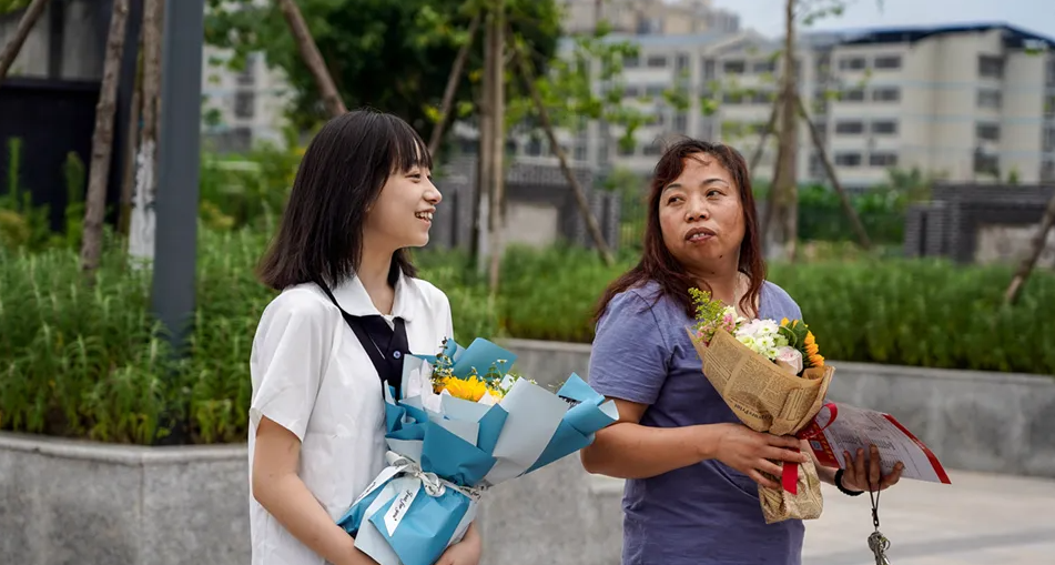 家长陪同高考时，要不要准备旗袍和鲜花，老师坦言不是你想的那样