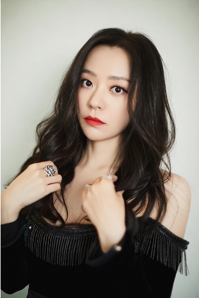 当了13年的赚钱工具，靠逼婚上位，张靓颖到底有多傻？