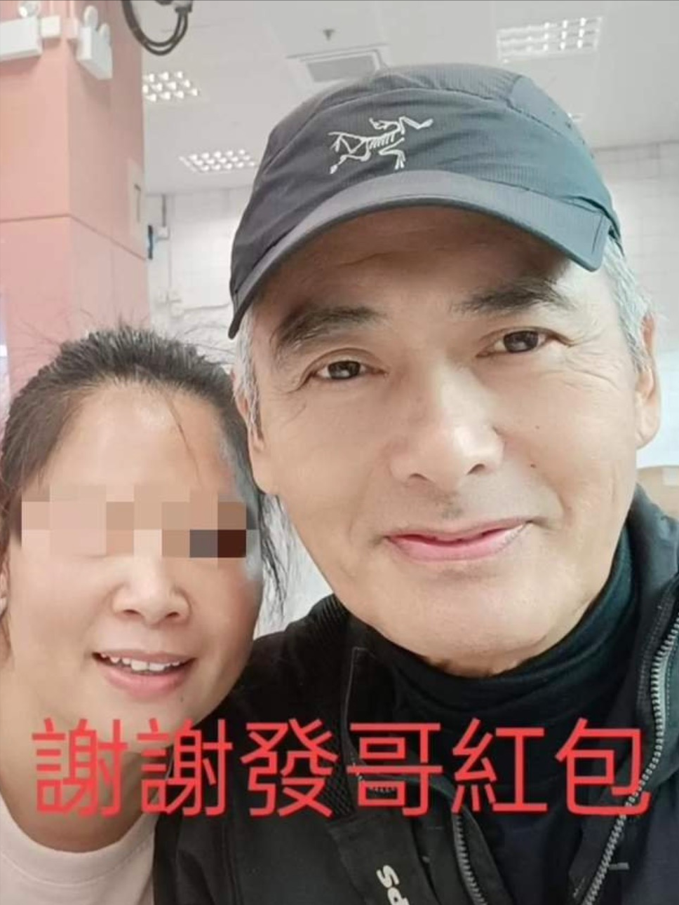 66岁周润发现身海鲜档，大方给店员红包，皱纹明显仍难掩男神气质