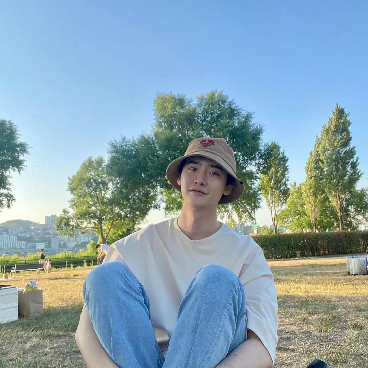 李钟硕平台晒自拍照，爱心刘海发型加上俊美颜值帅气十足