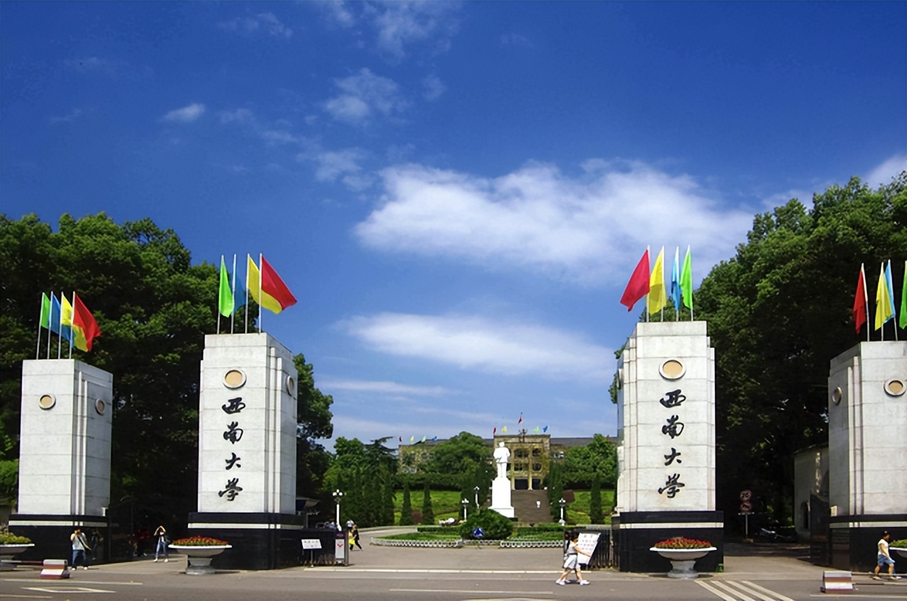 公费师范生的“心酸”，虽然赢在起跑线，却也像签了“卖身契”