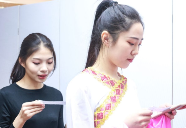 江苏一音乐生期末考试，身穿黑丝引发质疑，霸气回怼：21世纪了