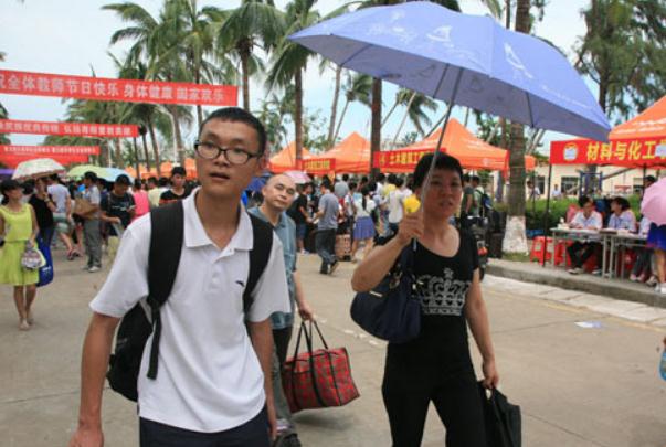 各地大学生生活费标准排行榜，贫富差距有点大，家长别乱给