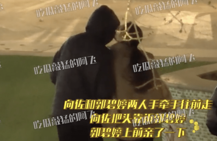 向太一家五口外出就餐，郭碧婷向佐牵手走出，女儿扎冲天辫萌态足