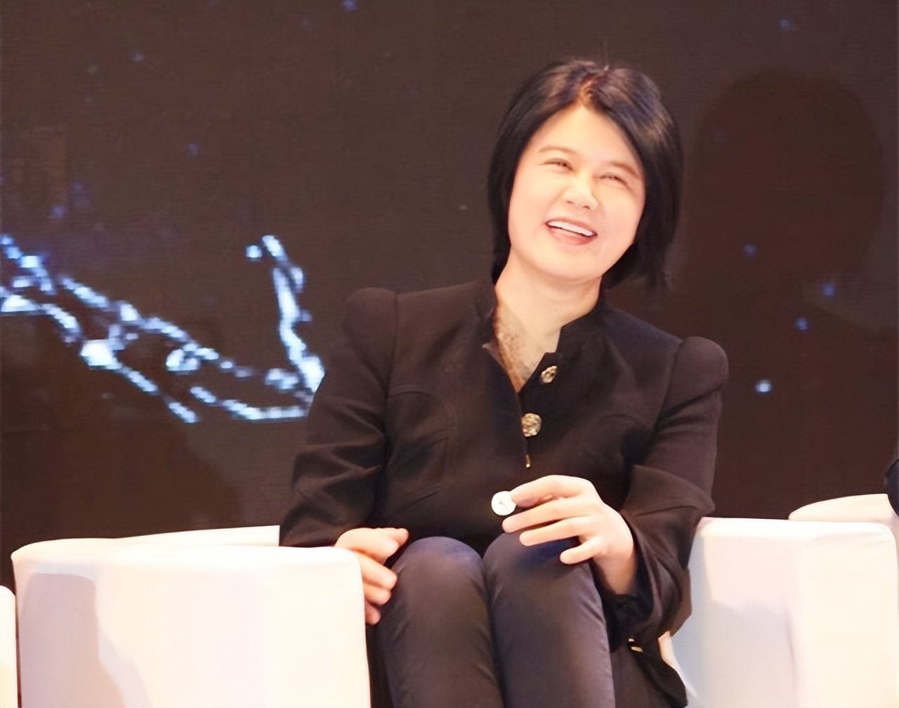 央视主持人陈伟鸿：55岁依然儒雅知性，一儿一女让人很羡慕