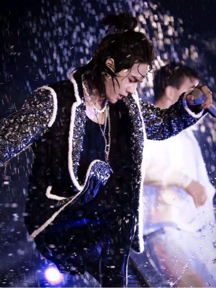 同样是扎小辫,把任嘉伦王一博肖战蔡徐坤等放一起,差别就出来了