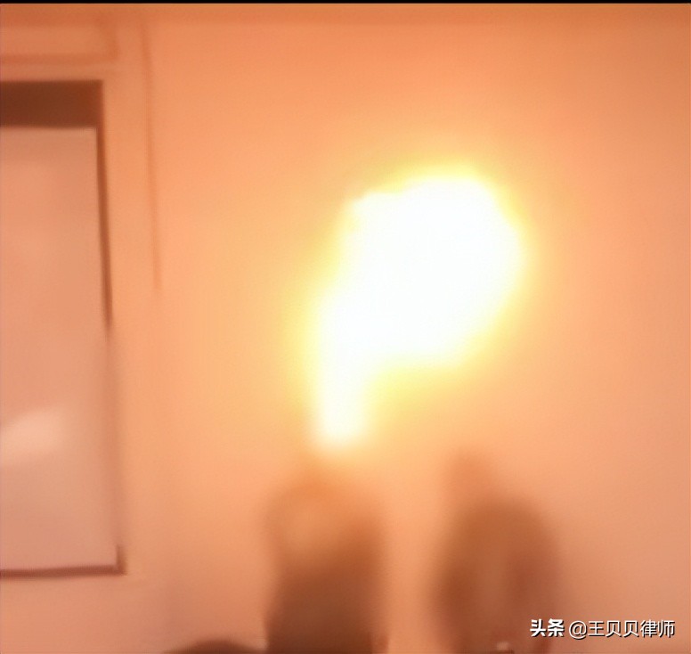 15岁初中生在家长会“玩火”烧伤，家长向学校索赔16万