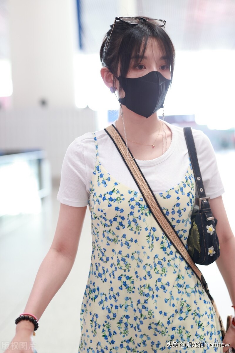 街拍：宋祖儿一袭吊带长裙清新亮丽，墨镜卡在头上俏皮可爱