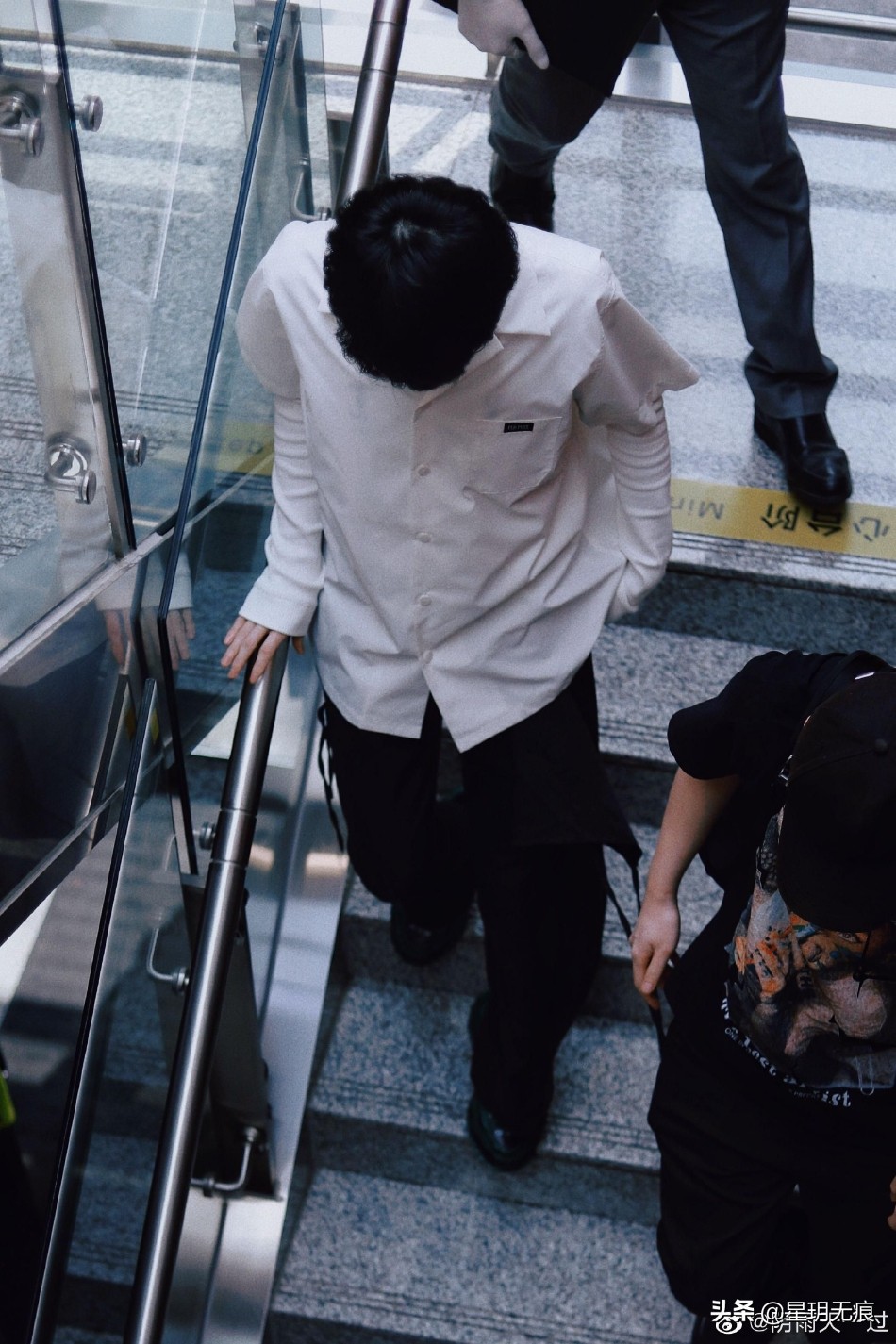 严浩翔最新机场饭拍曝光 穿白衬衫搭黑色工装裤清爽帅气