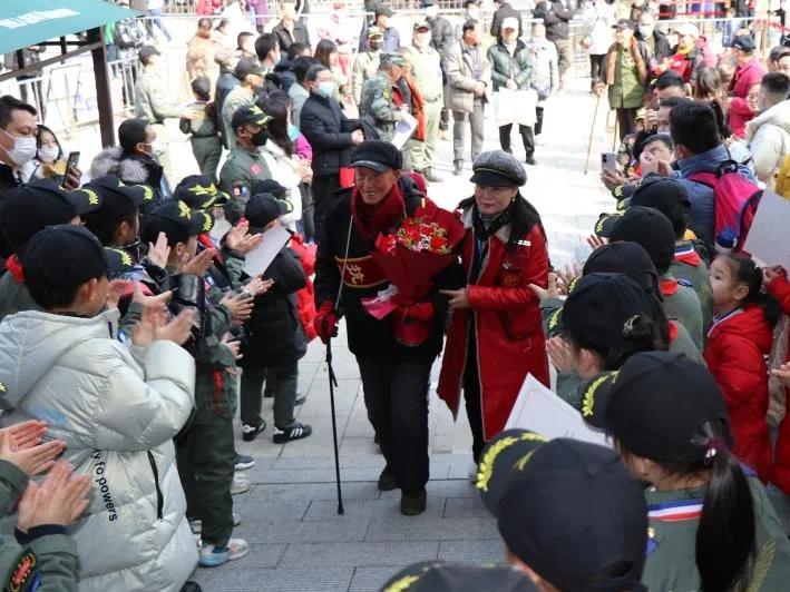 贵州200多名少年军，元旦贵阳祭先烈，聆听4位老英雄战斗故事
