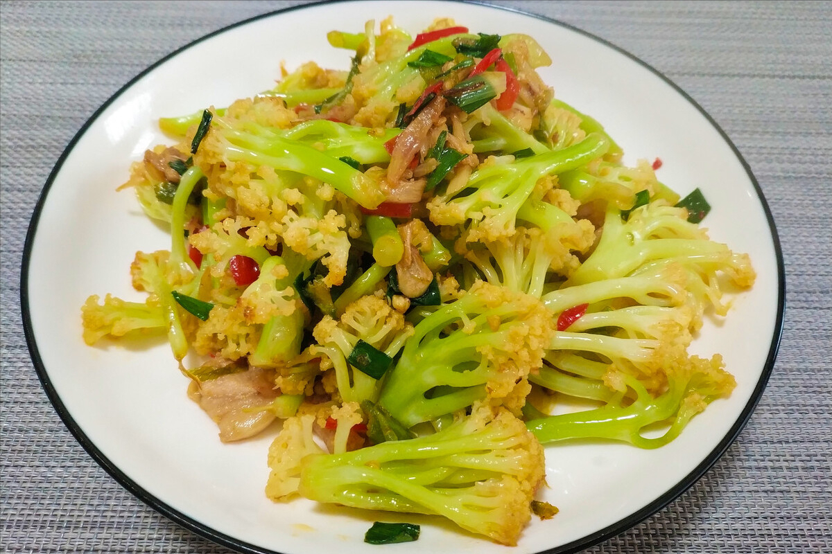 炒花菜时，焯水过油都不对，大厨教你一招，又香又脆，好吃又入味