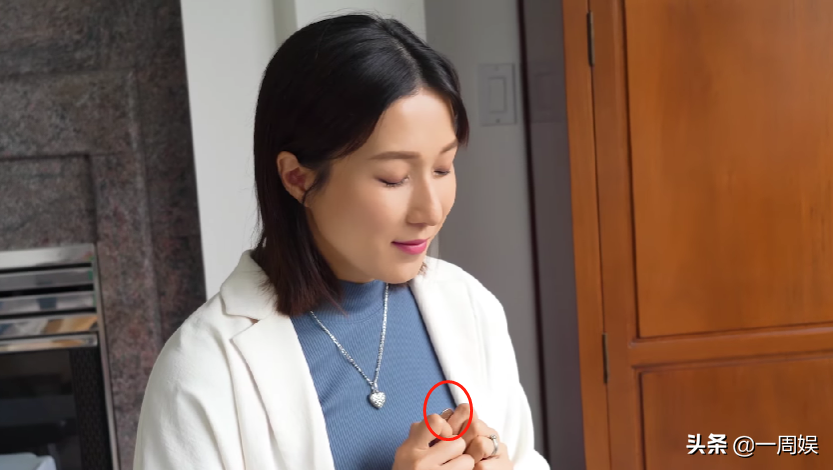 钟嘉欣三胎孕肚越来越大，抛硬币测试宝宝性别，内心想法曝光