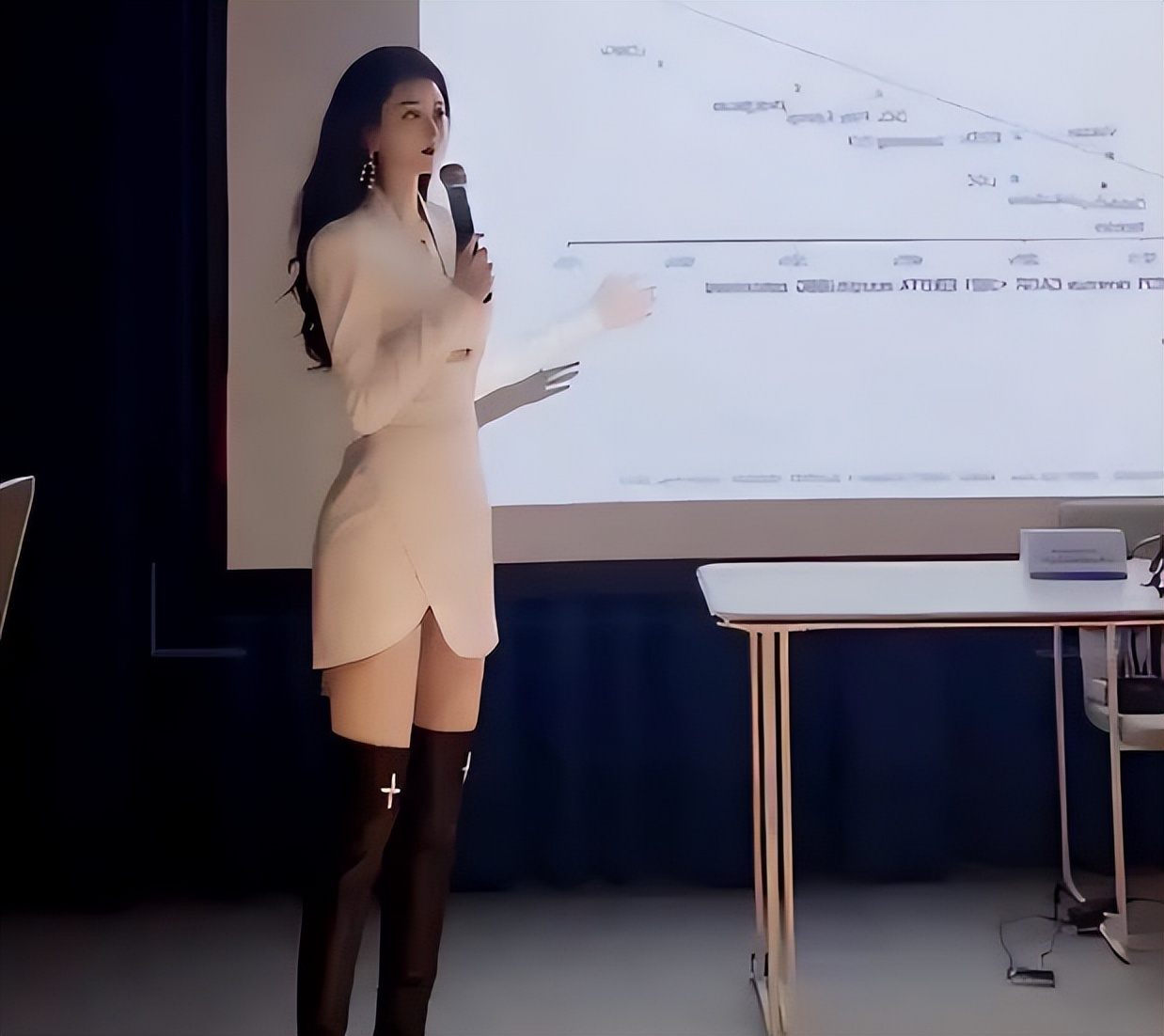 女大学老师酷似“港风女神”，学生上课争先恐后