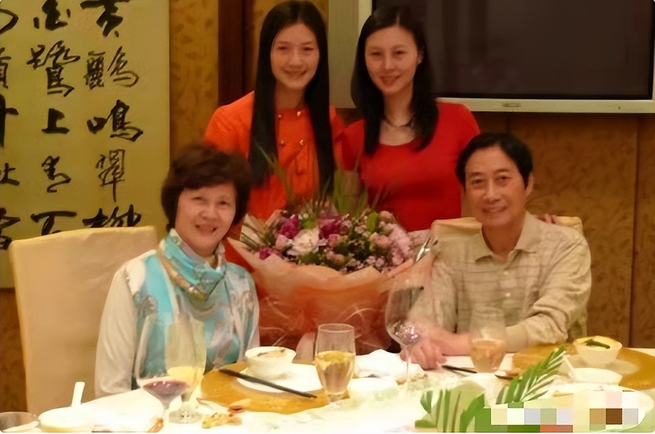 她曾是演艺圈的新星，事业当红未婚先孕，独自艰难带娃惹人怜