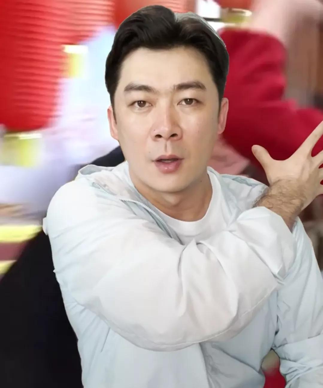 曹征罕见出境，却被网友吐槽：这么热的天，你怎么还穿了毛衣？