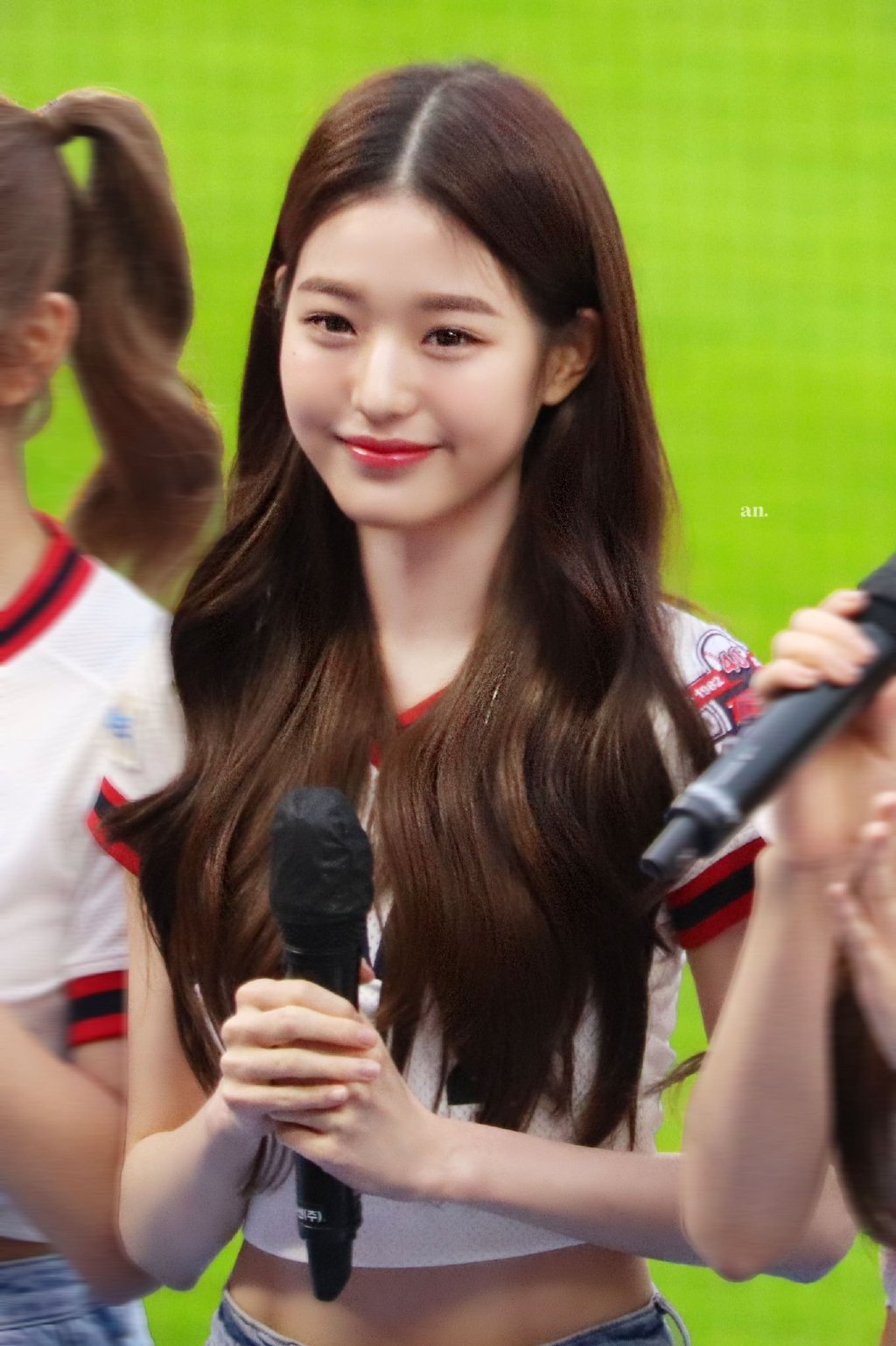 张元英为棒球联赛开球，18岁身材比例惊人？应该是P图夸张吧？