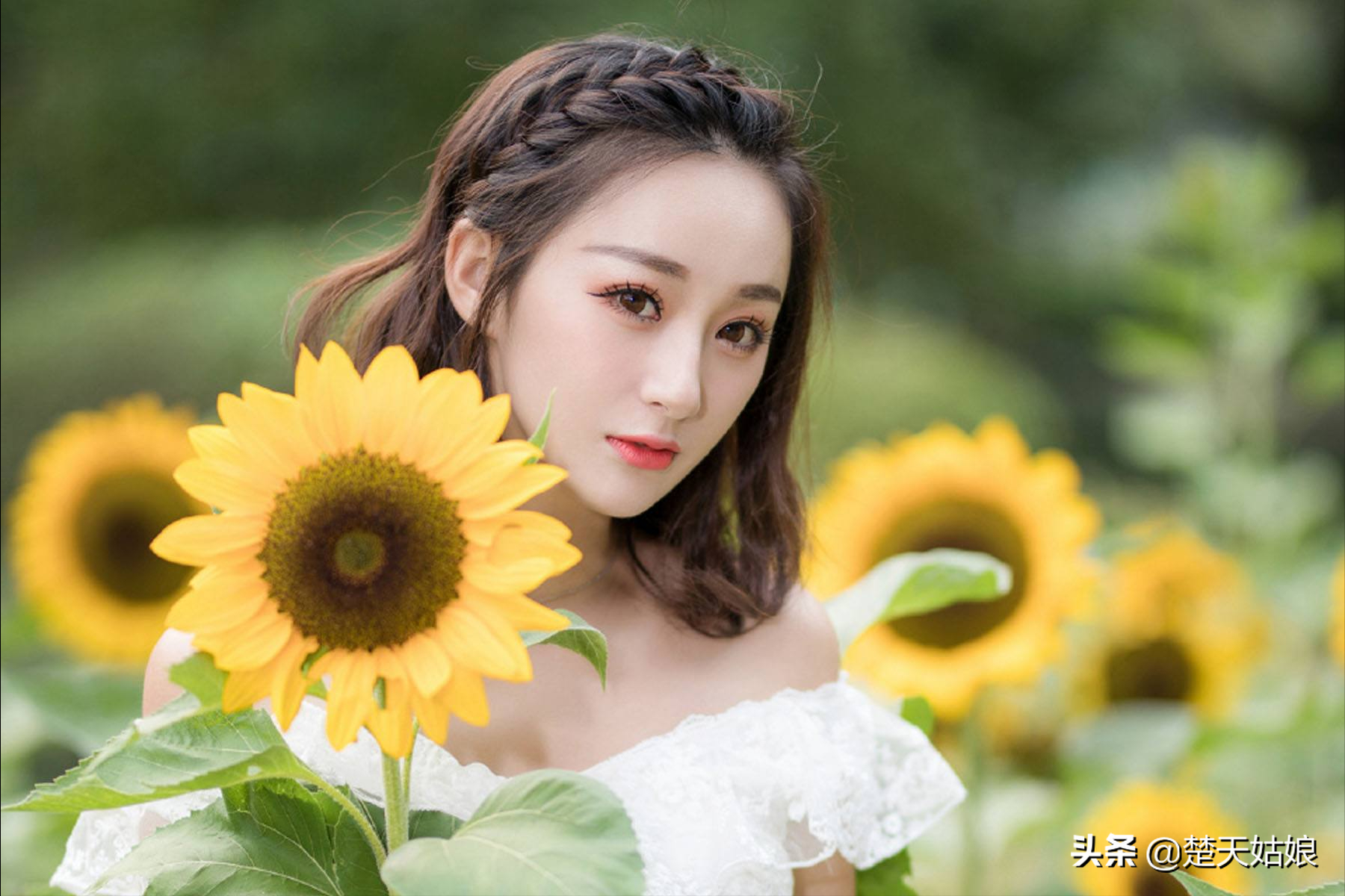 好妻子的十大特征：贤惠持家，孝顺长辈，温柔体贴，善解人意，勤俭节约，知书达理，相夫教子，宽容大度，真诚善良，独立自强。