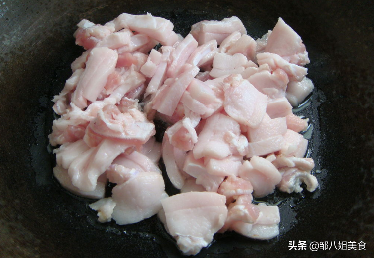 熬猪油，焯水还是不焯水？教你正确做法，猪油雪白不腥放得久