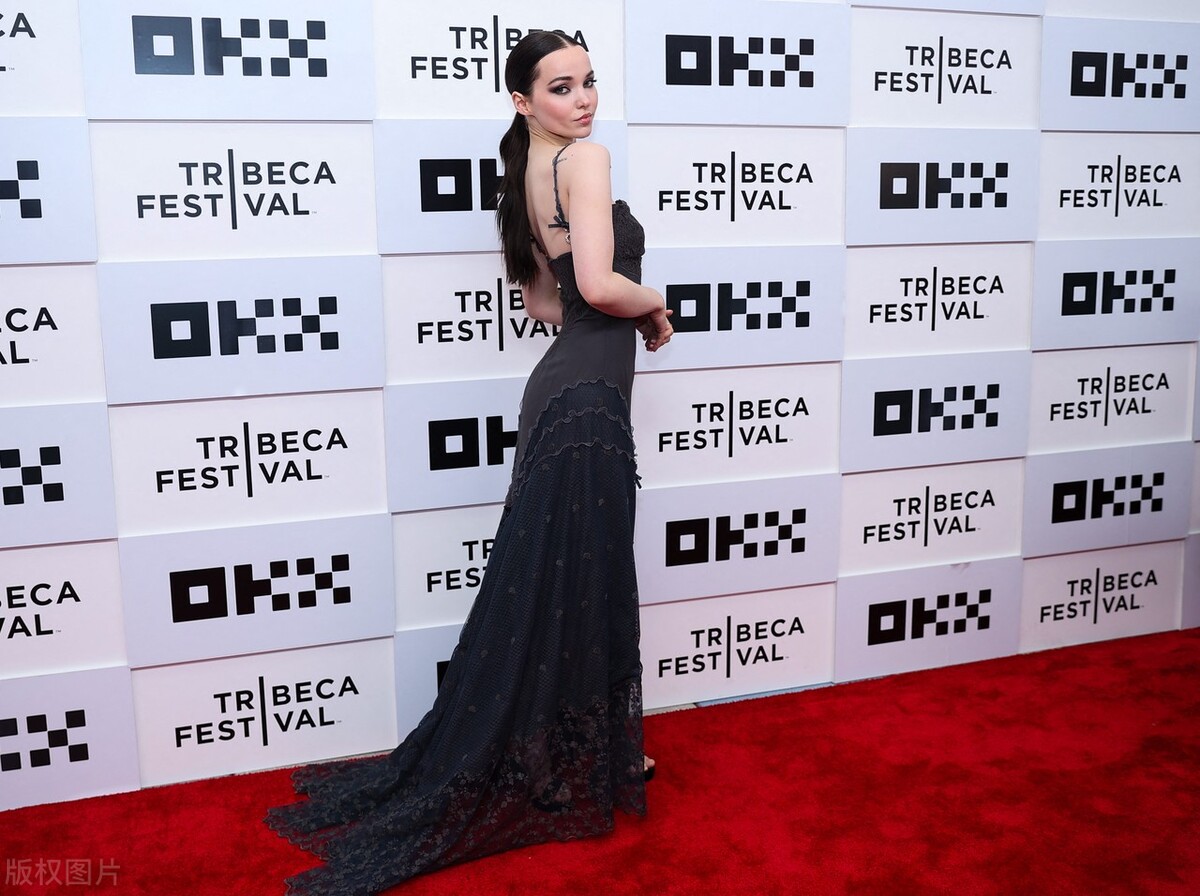 2022翠贝卡电影节《复仇》首映礼德芙-卡梅隆一袭黑色吊带裙