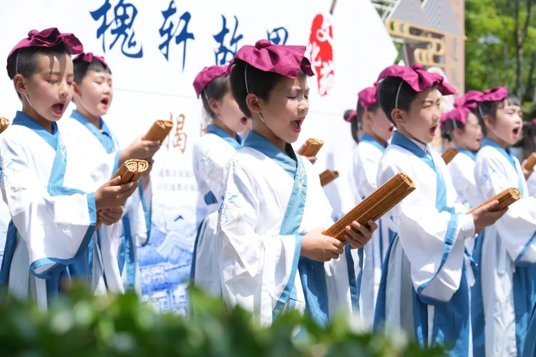 成都市双流区金桥小学师生代表参加槐轩故里文化苑揭牌仪式