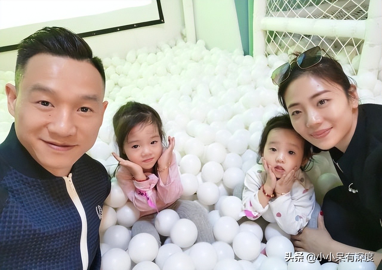 杨威晒照片，哇，小萌娃长成帅哥了！杨阳洋对双胞胎妹妹，特别好